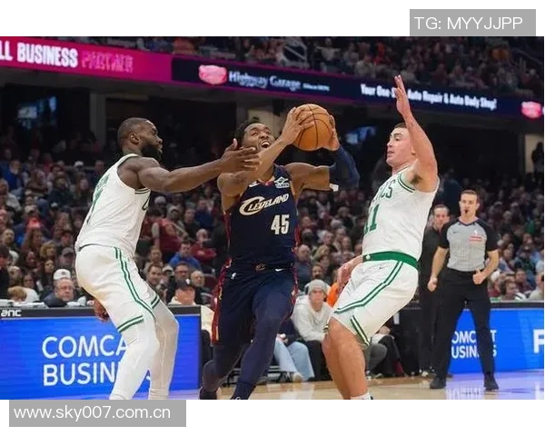 合力进攻展现实力首节杰伦布朗与普理查德双双贡献10分助力球队